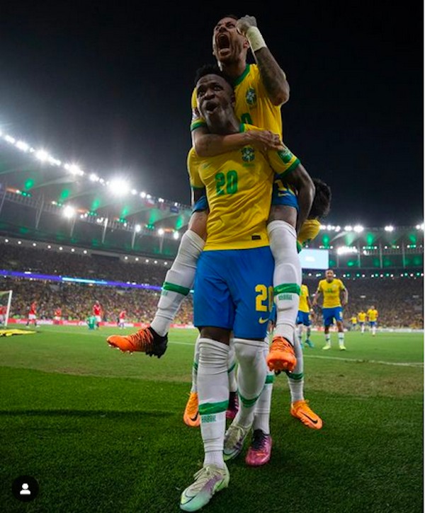 Vinícius Jr e Neymar comemorando gol do Brasil em partida válida pelas eliminatórias para a Copa do Mundo do Catar (Foto: Instagram)
