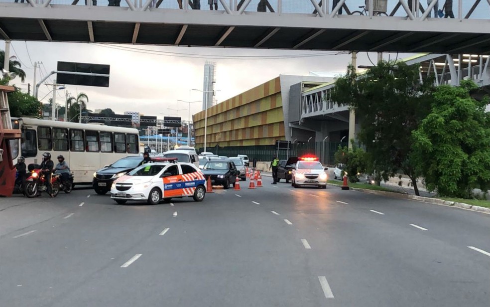TrÃ¢nsito foi bloqueado na altura da rodoviÃ¡ria de Salvador, sentido Avenida BonocÃ´ â?? Foto: Vanderson Nascimento/TV Bahia