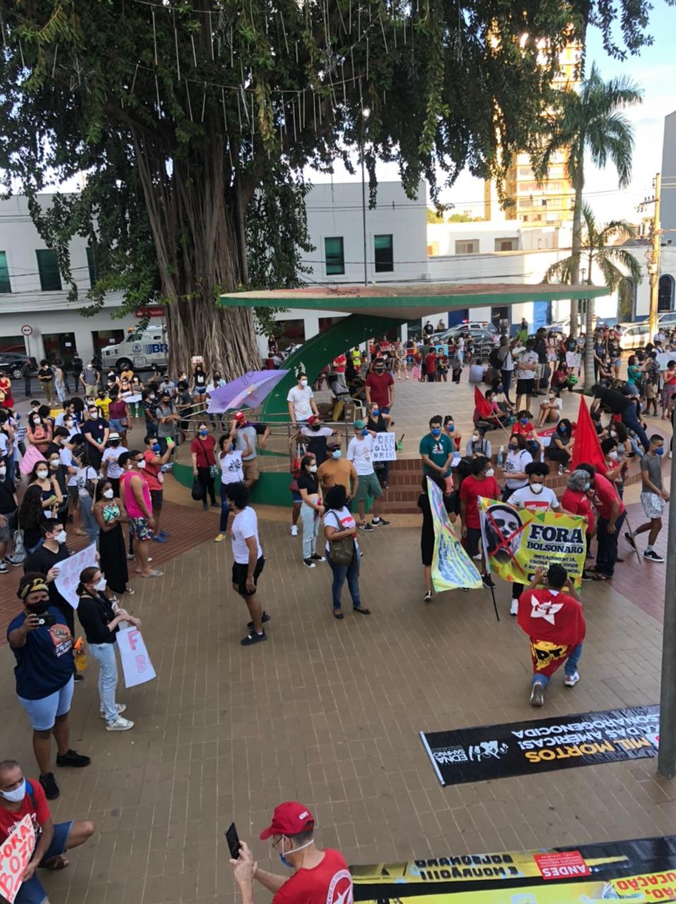 Manifestantes se reuniram na Praça Alencastro — Foto: Sophia Cardoso