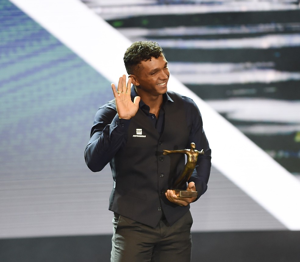 Isaquias Queiroz cumprimenta o público presente no prêmio — Foto: André Durão