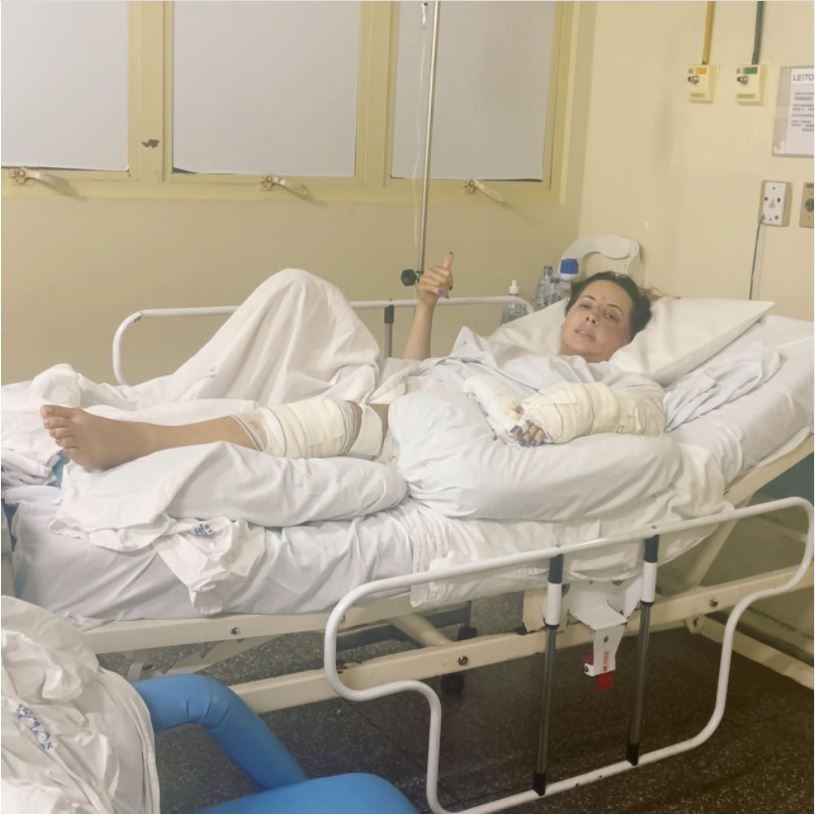Caminhoneira 'Musa das Estradas' publica foto no hospital 10 dias após acidente: 'Deus cuidou de mim'
