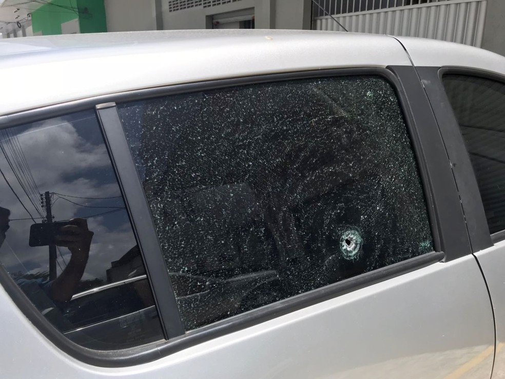 Carros que estavam estacionados nas proximidades da padaria também foram atingidos pelos disparos (Foto: Kléber Teixeira/Inter TV Cabugi)