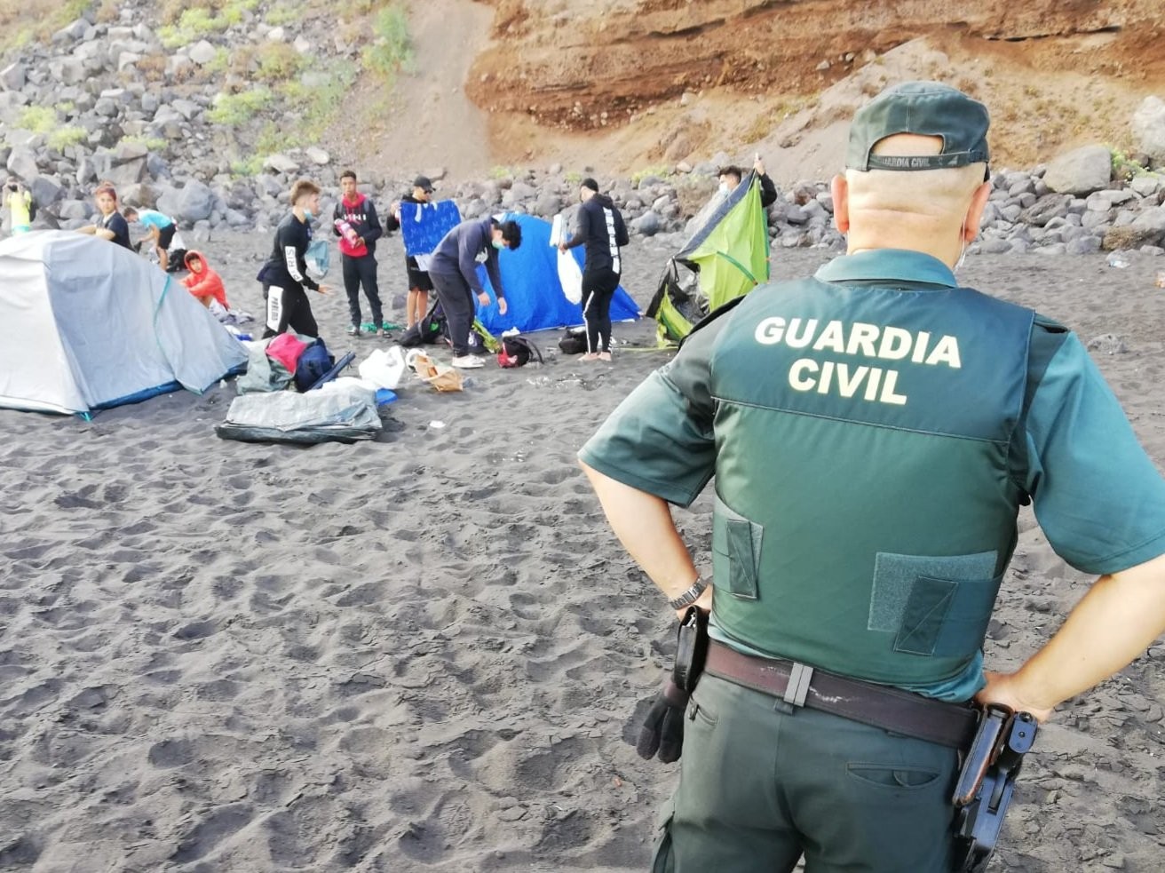 Acampamento ilegal formado em praia nas Ilhas Canárias que tinha o objetivo de transmitir o coronavírus (Foto: Reprodução/Twitter)