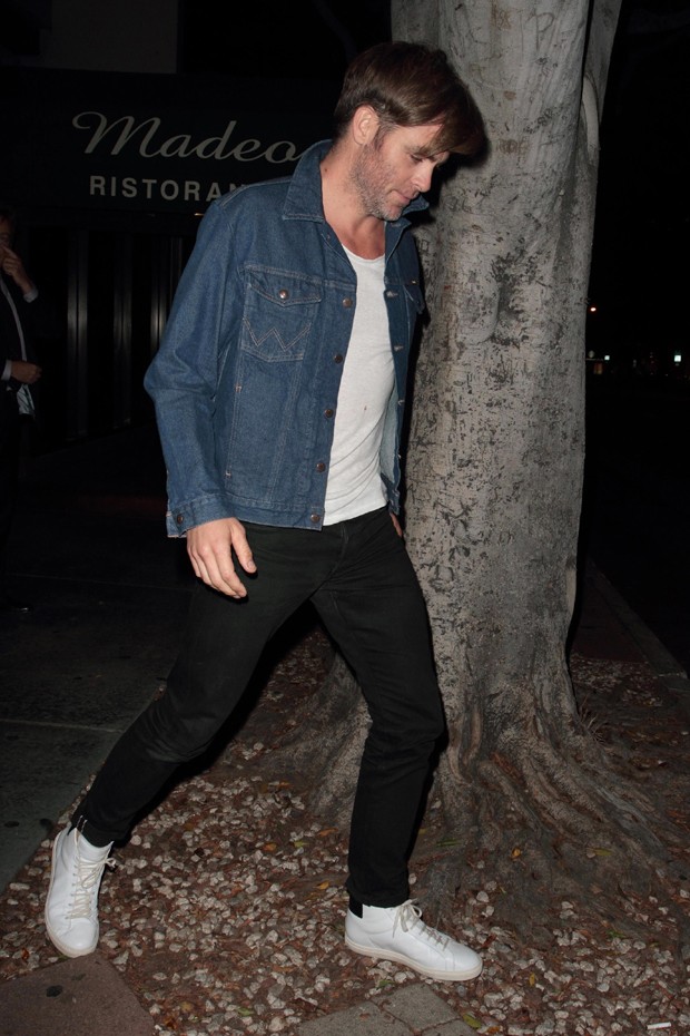 A jaqueta jeans em destaque no look de Chris Pine (Foto: AKM-GSI)