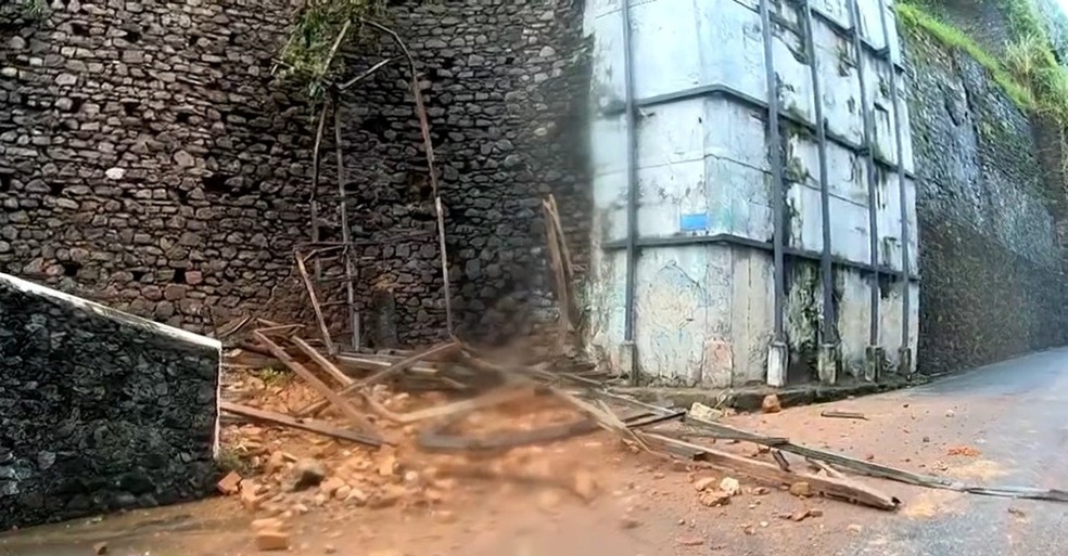 Via de ligação das cidades Alta e Baixa em Salvador, Ladeira da Montanha é interditada após deslizamento de terra — Foto: Reprodução/TV Bahia