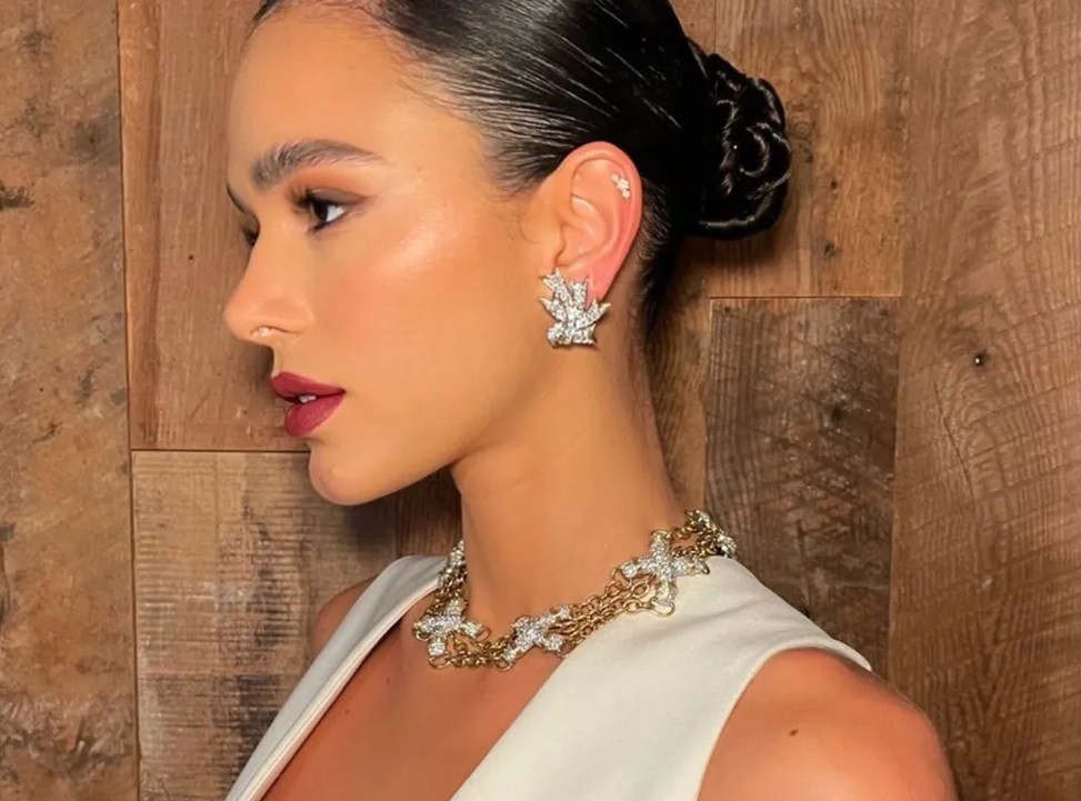 Bruna Marquezine usa mesmo colar da Tiffany usado por Beyoncé, de quase R$ 1 milhão  (Foto: Reprodução/ Instagram Dafne Evangelista )