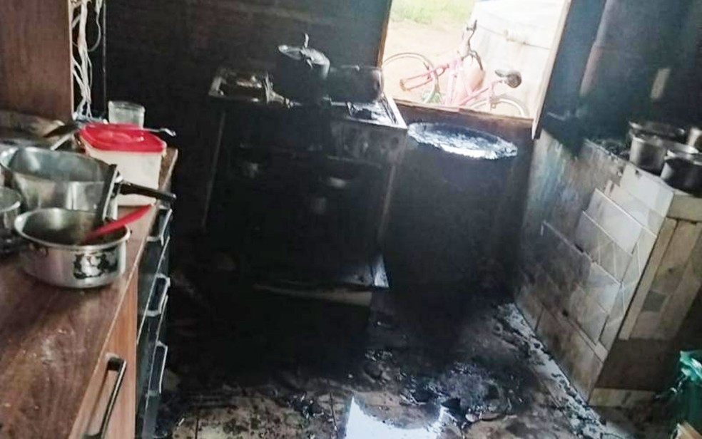 Cozinha da casa na zona rural de Brumado onde ocorreu explosão de gás que deixou criança morta no sudoeste da Bahia — Foto: Divulgação/Polícia Militar de Brumado