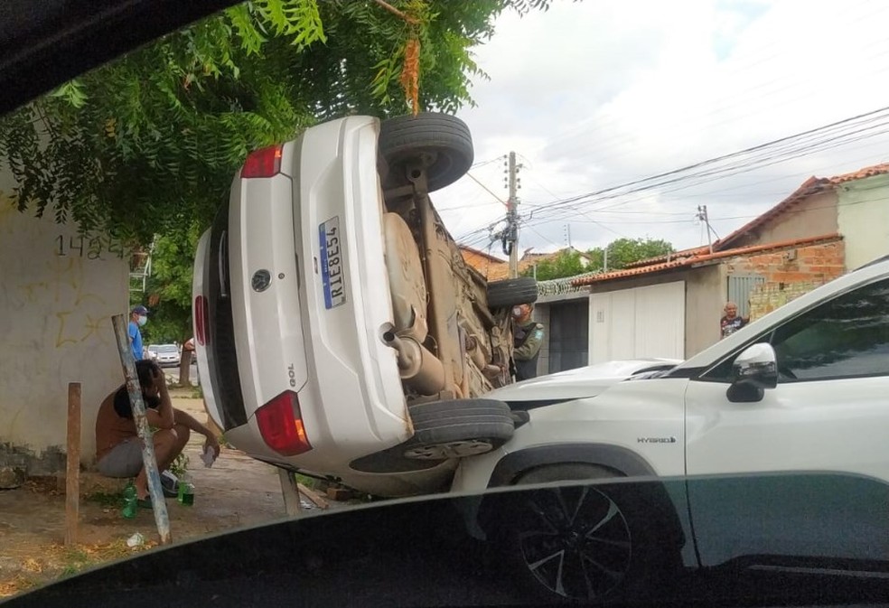 Carro quase atingiu casa após acidente no Centro de Teresina — Foto: Reprodução/Redes sociais