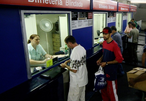 Passageiros compram bilhete em estação do Metrô de São Paulo (Foto: Reprodução/Twitter)