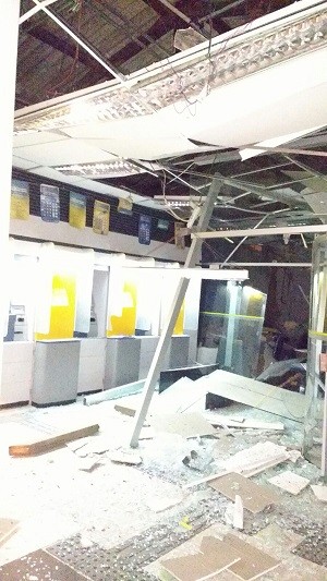 A agência ficou completamente destruída (Foto: Divulgação/ Polícia Militar)