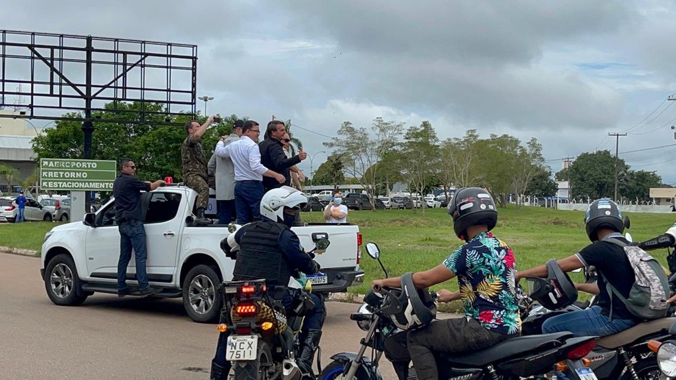 Bolsonaro sobe em carroceria de caminhonete durante viagem a Rondônia — Foto: Hebert Novaes/CBN Amazônia