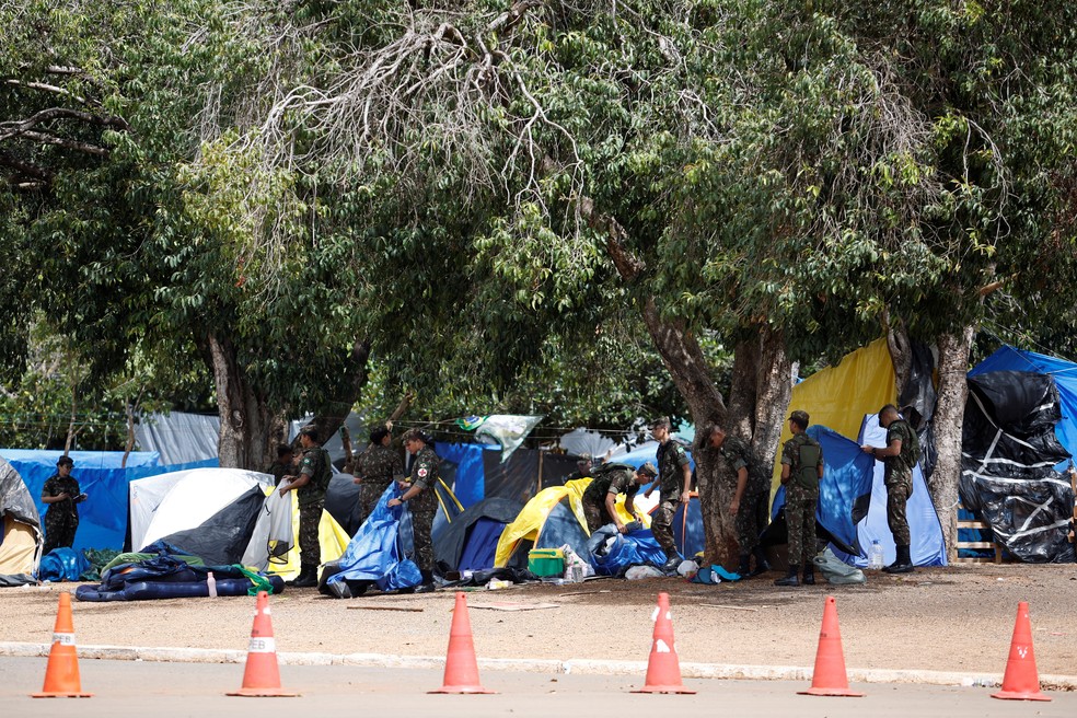 Denunciados estavam em acampamento bolsonarista em Brasília  — Foto: Amanda Perobelli/Reuters