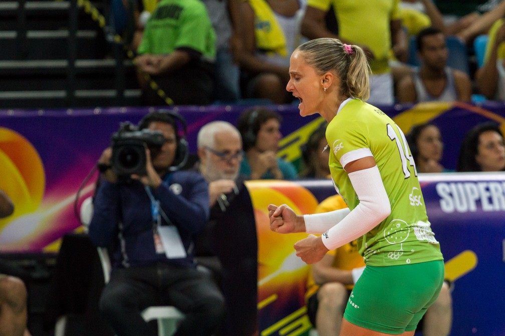 Fabi em aÃ§Ã£o no primeiro jogo da final da Superliga 2017/18 (Foto: Diego MaranhÃ£o/Tabela Carioca)