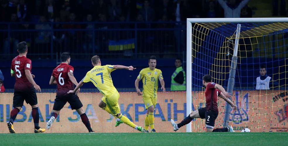 Yarmolenko marca segundo gol contra a Turquia (Foto: Reuters)