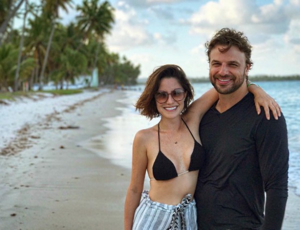 Fernanda Vasconcellos posa com Cássio Reis em praia (Foto: Reprodução / Instagram)