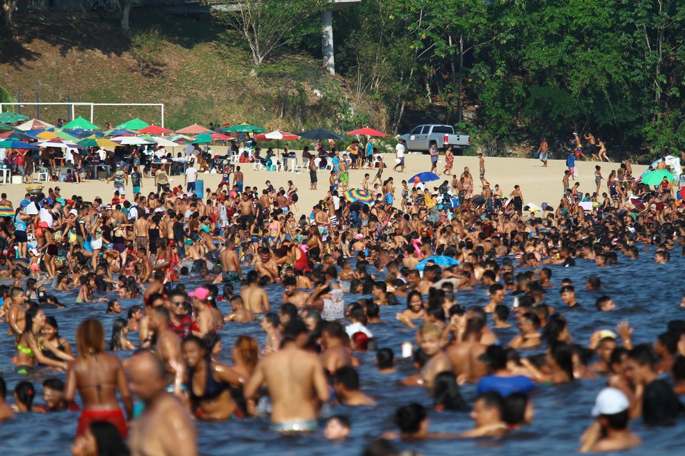 Banhistas se aglomeram e lotam a praia da Ponta Negra na tarde de domingo, dia 6 de setembro de 2020, em Manaus (AM) — Foto: Edmar Barros/Futura Press/Estadão Conteúdo