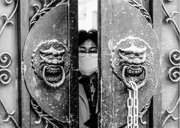 Profissional de saúde recebe material de proteção durante a epidemia de Sars, em 2003, na China (Foto: Getty Images)