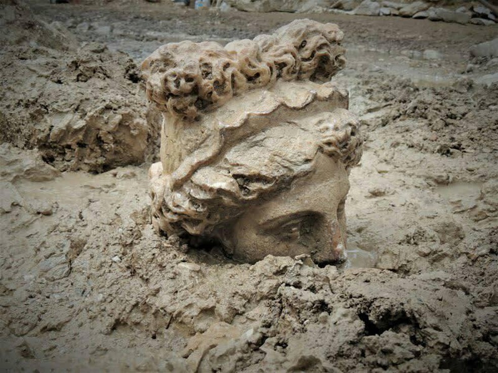 Cabeça de Afrodite em meio às escavações no oeste da Turquia — Foto: Reprodução/Universidade Kütahya Dumlupınar