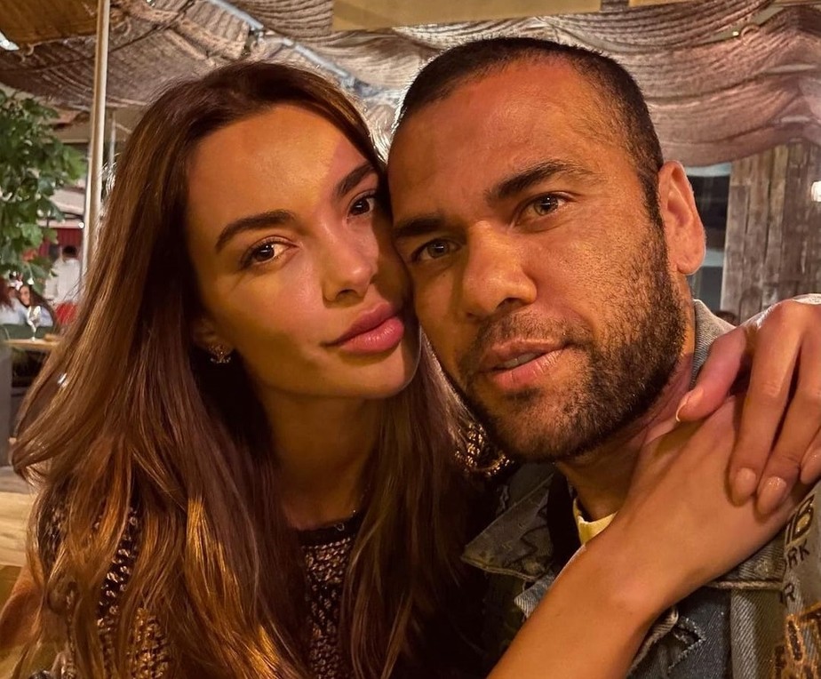 Daniel Alves com a mulher, a modelo Joana Sanz: boatos de divórcio após a prisão do jogador