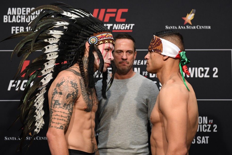 Brok Weaver (esq.) estava a caráter para a encarada com Rodrigo Kazula — Foto: Josh Hedges/Getty Images