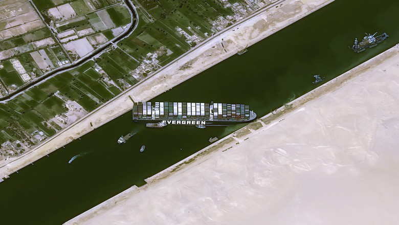 Vista aérea do navio Ever Given encalhado no Canal de Suez (Foto: Reuters)