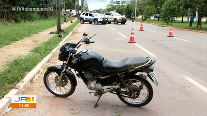 Acidente de moto mata mãe e filho em Palmas; motocicleta das vítimas bateu em poste