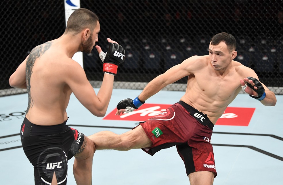 Damir Ismagulov acerta um chute em Alex Gorgees na sua vitória no UFC Adelaide — Foto: Getty Images