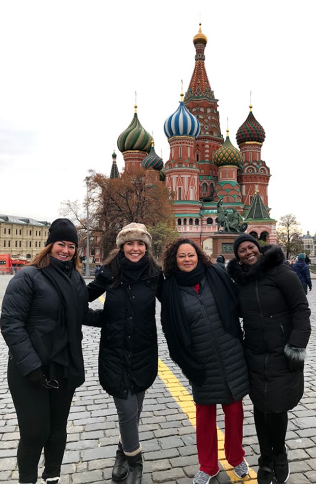 Nadine, Glenda Kozlowski, Vera e Ane posam em frente à Catedral de São Basílio, na Rússia (Foto: Divulgação/TV Globo)