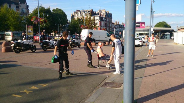 Homem é atendido do lado de fora de estação de trem na França; tiroteio deixou feridos (Foto: Reprodução/Twitter/AdaSilvaArras)