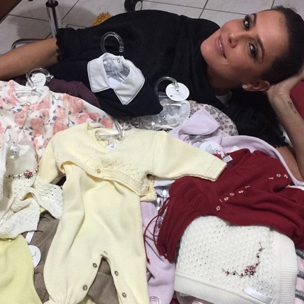 Deborah Secco em meio a roupinhas de bebê (Foto: Reprodução/Instagram)