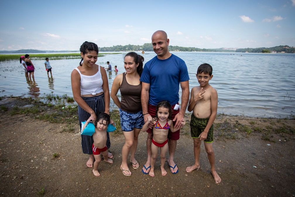 Moradores da Zona Sul, o casal Vivian e Samuel aproveitaram a folga com a família na Praia do Sol, na Guarapiranga — Foto: Fábio Tito/G1