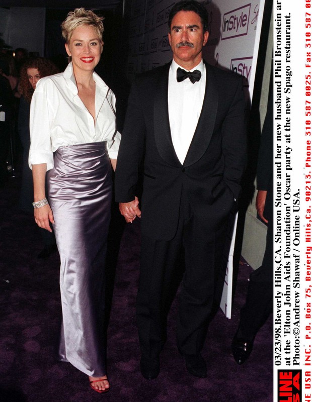 379208 01: 03/23/98.Beverly Hills,CA. Sharon Stone and her new husband Phil Bronstein arriving for the ''Elton John Aids Foundation'' Oscar party, at the new Spago restaurant. (Photo by Andrew Shawaf/Online USA) (Foto: Getty Images)