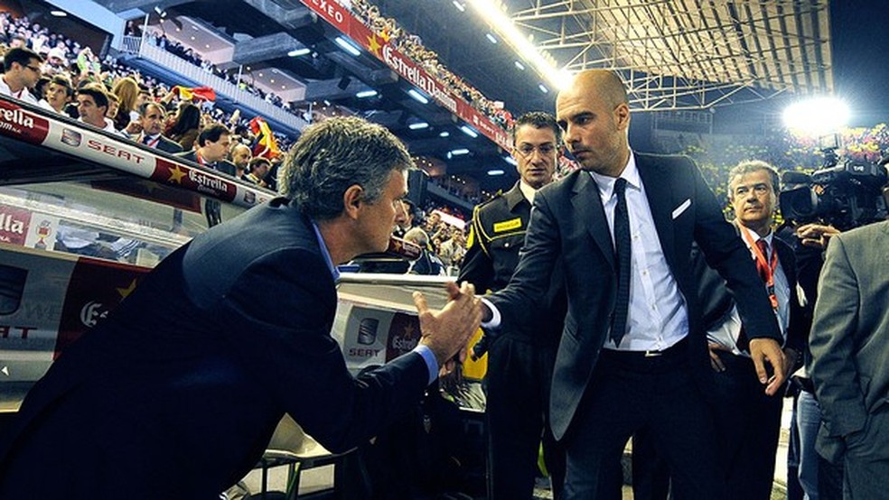 Mourinho e Guardiola se cumprimentam na decisão da Copa do Rei 2010/11 — Foto: REUTERS