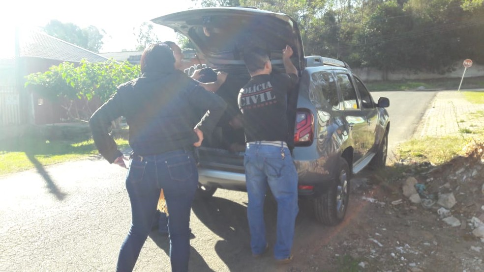 Policiais localizaram o suspeito em Curitiba (Foto: Polícia Civil)