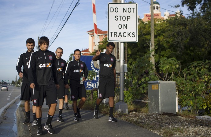Jogadores do Corinthians foram andando do hotel para a academia (Foto: Daniel Augusto Jr / Agência Corinthians)