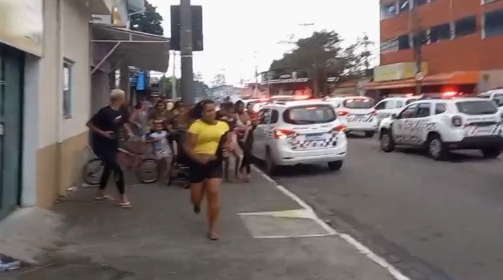 PM usa balas de borracha e bombas de gás para interromper festa com MC no Campo dos Alemães em São José — Foto: Vanguarda Repórter