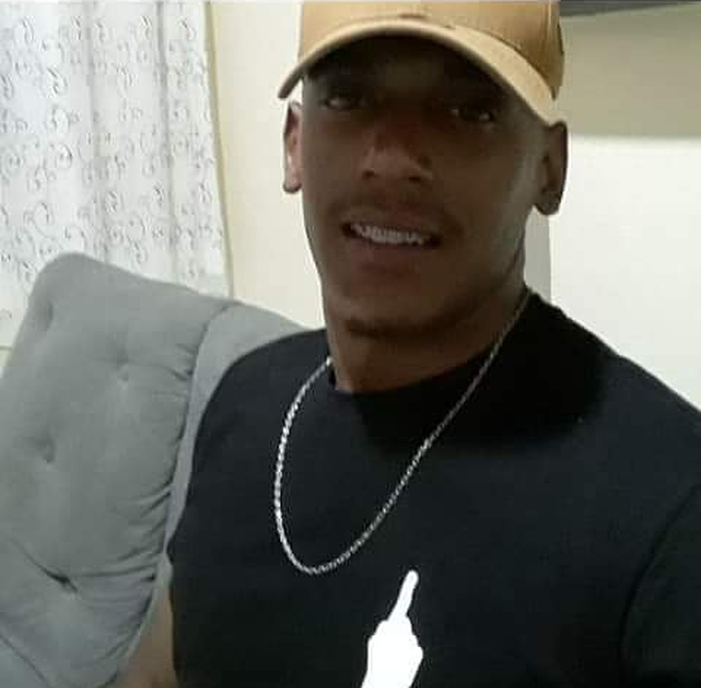 Jovem está em coma induzido e teve graves ferimentos após acidente flagrado por câmera de monitoramento — Foto: Arquivo pessoal