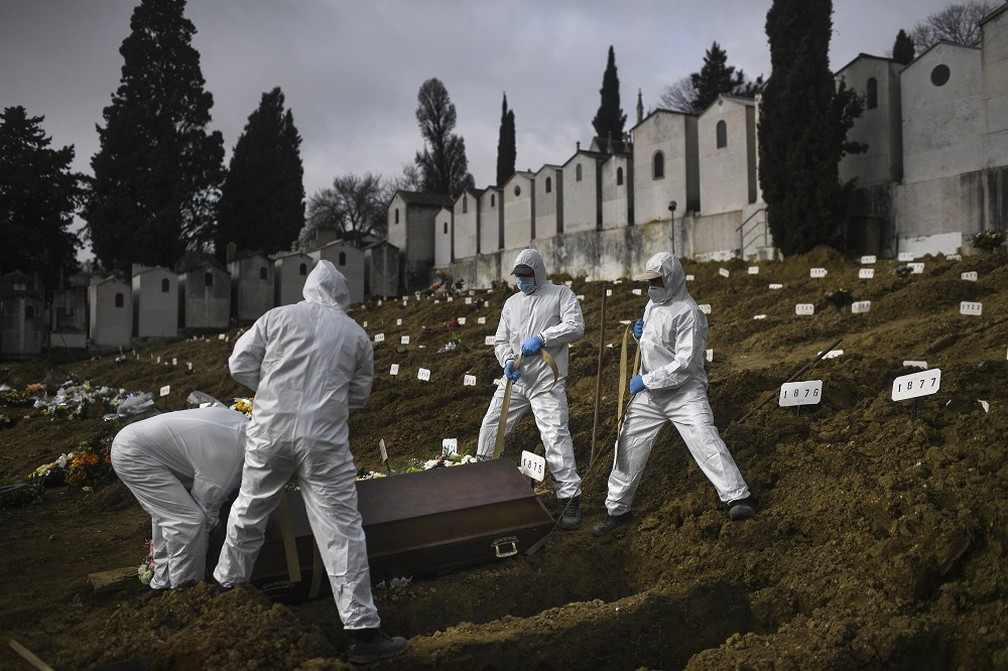Vítima da Covid-19 é enterrada no cemitério Alto de São João, em Lisboa (Portugal), nesta quinta-feira (18) — Foto: Patricia de Melo Moreira/AFP