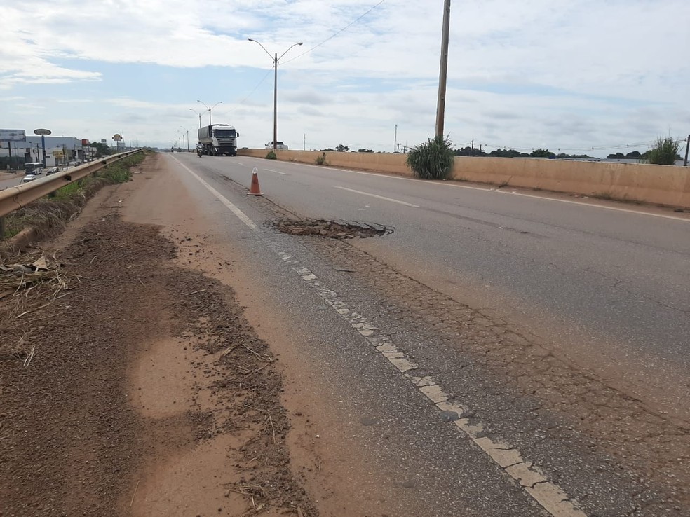 Buracos na BR-364 com Avenida Jorge Teixeira em Porto Velho, Rondônia — Foto: Jheniffer Núbia /G1