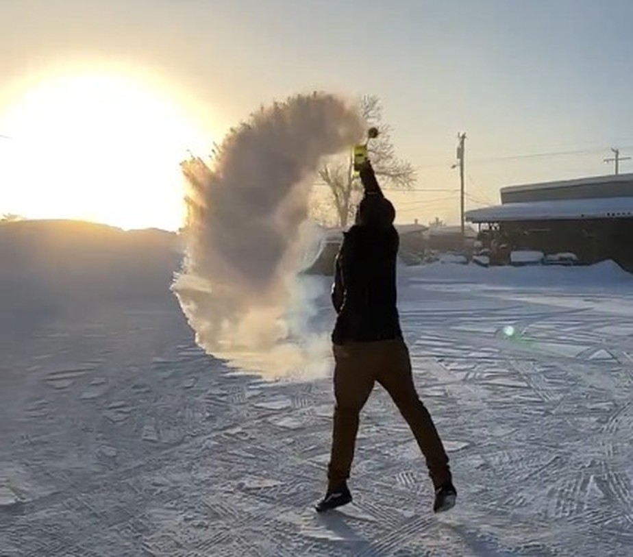 Homem joga fervente para o ar e o líquido vira neve imediatamente, em Montana, nos EUA