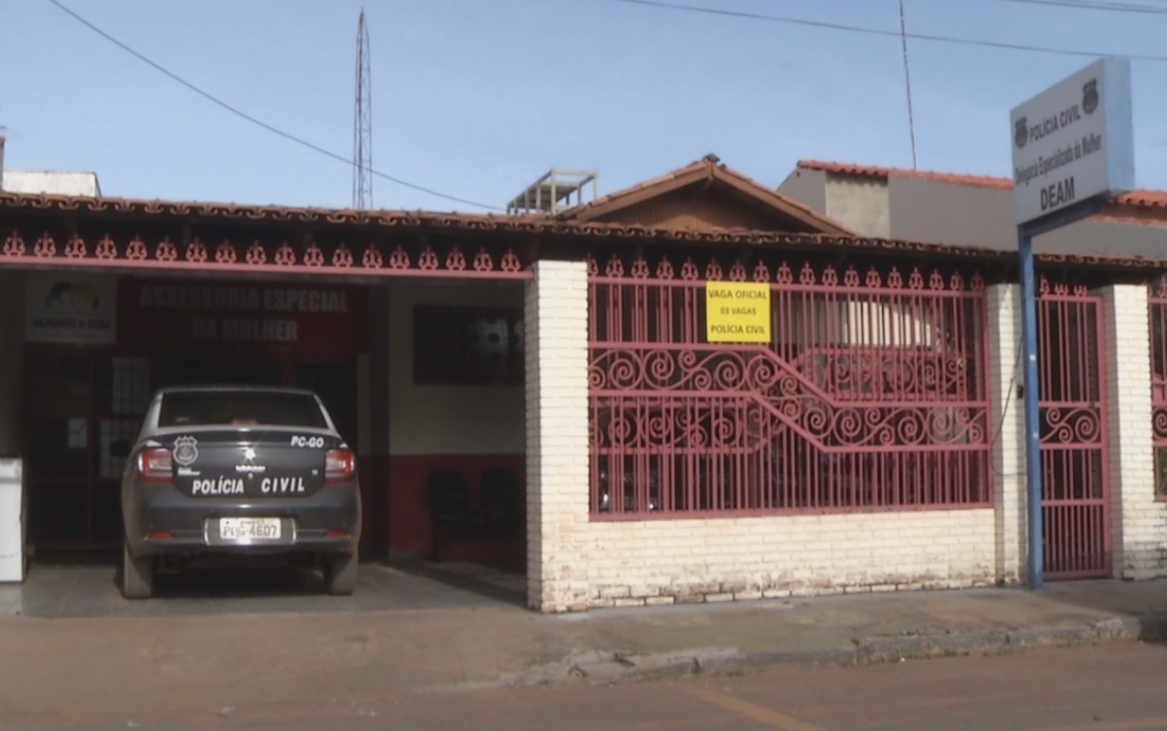 Homem é preso suspeito de ligar para ameaçar a companheira no momento em que ela o denunciava na delegacia por agressão