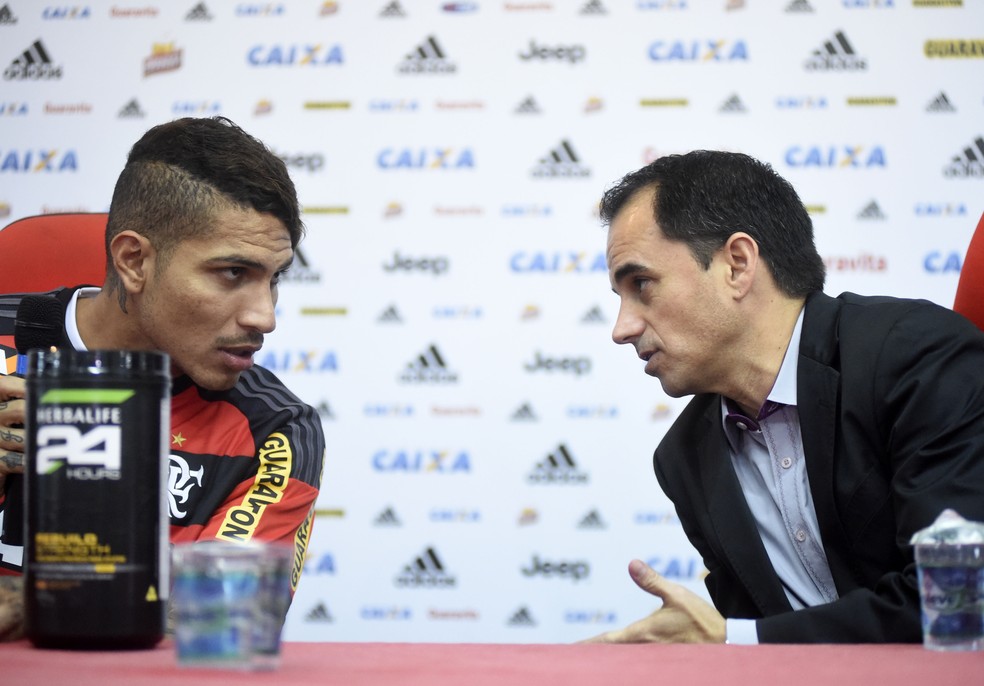 Rodrigo Caetano conversa com Guerrero durante a apresentação do peruano em 2015 (Foto: André Durão/GloboEsporte.com)