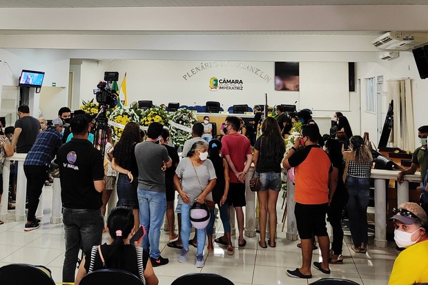 Amigos e familiares se despedem de Maurílio (Foto: Johann Bastos/Brazil News)