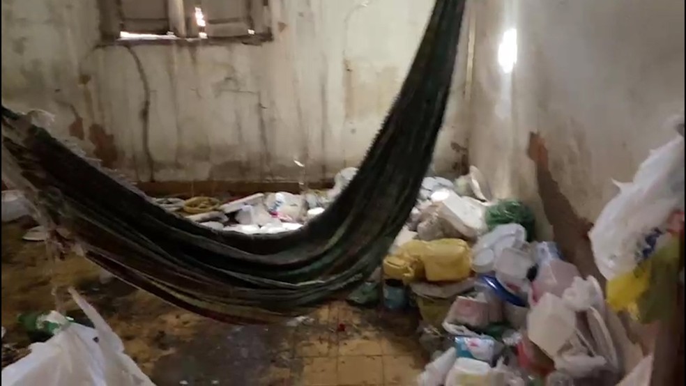 Casa onde a idosa vivia estava repleta de sujeira, no Bairro de Fátima — Foto: Divulgação/Defensoria Pública