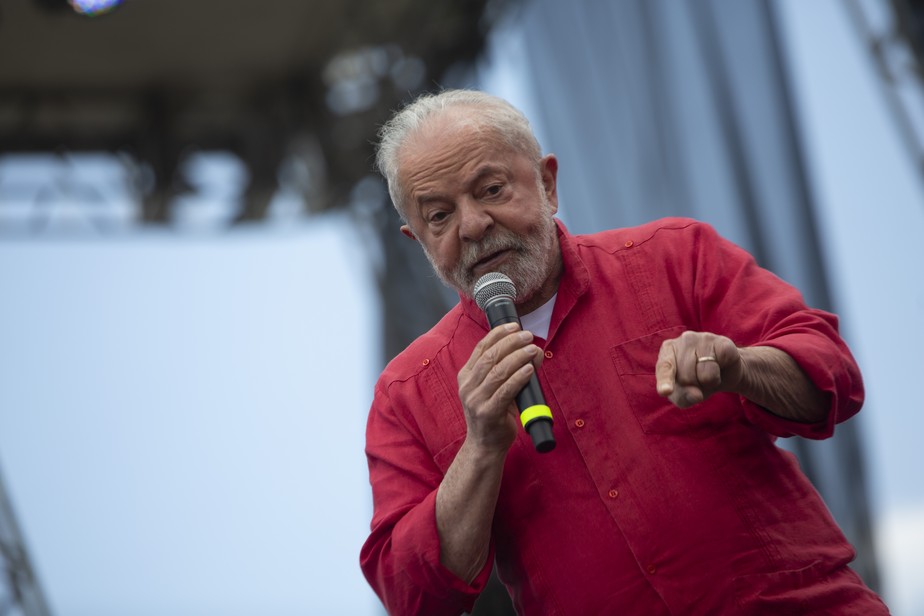 Lula durante comício no Grajaú (SP)