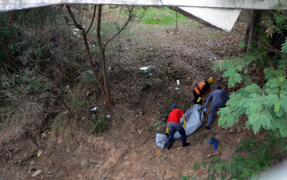 Corpo de mulher é encontrado no Rio Corumbataí em Piracicaba (Foto: Carol Giantomaso/G1)