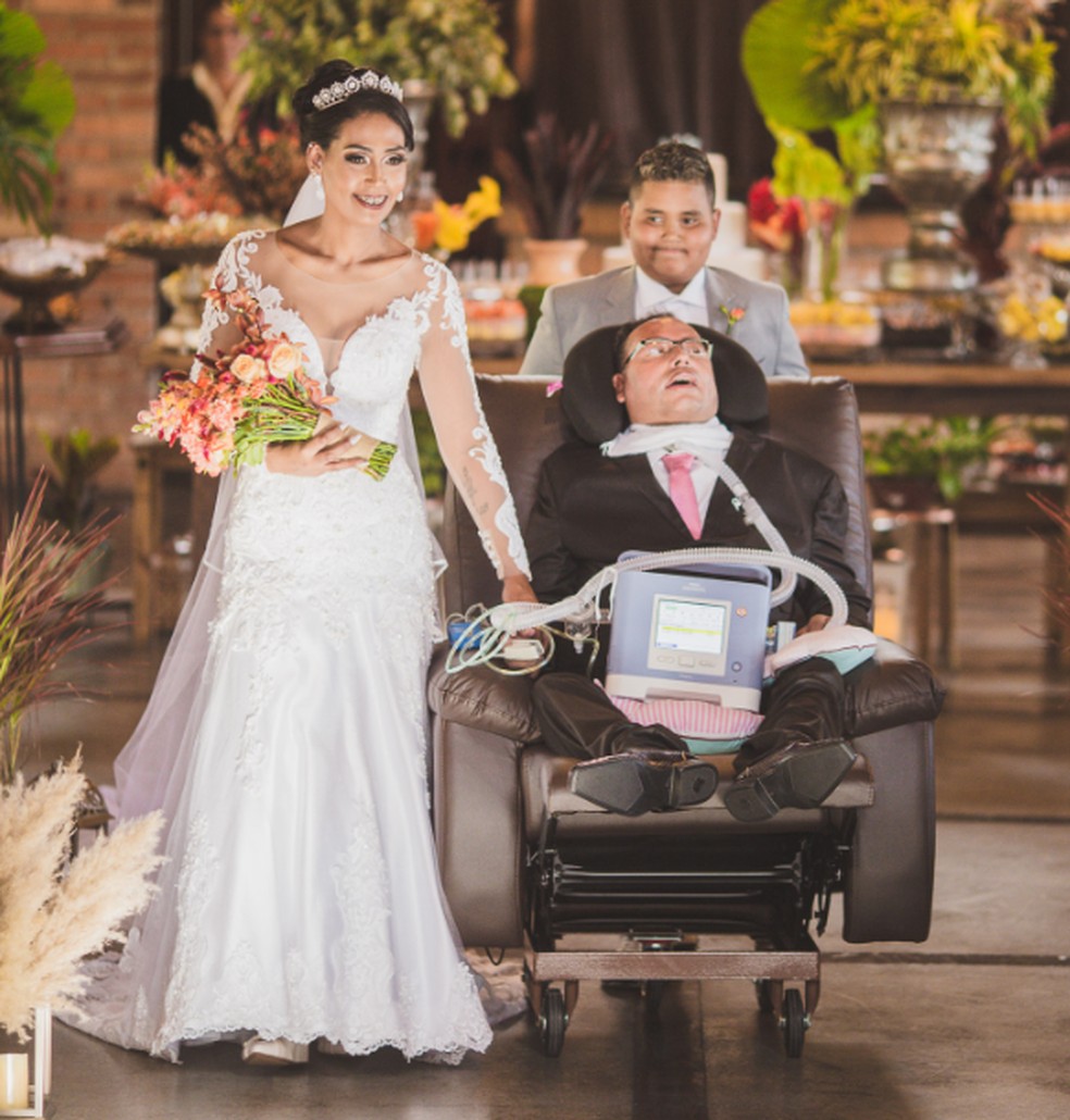 Pai com doença degenerativa leva filha ao altar em poltrona adaptada com rodinhas — Foto: Arquivo pessoal/Studio Lof
