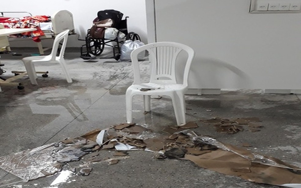 Placa do teto caiu na UPC do Hopsital de Urgência de Sergipe (Huse) — Foto: Reprodução/TV Sergipe