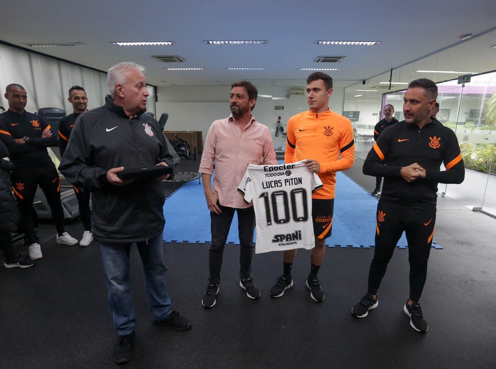 Lucas Piton recebe camisa pelos 100 jogos no Corinthians — Foto: Rodrigo Coca/Ag.Corinthians
