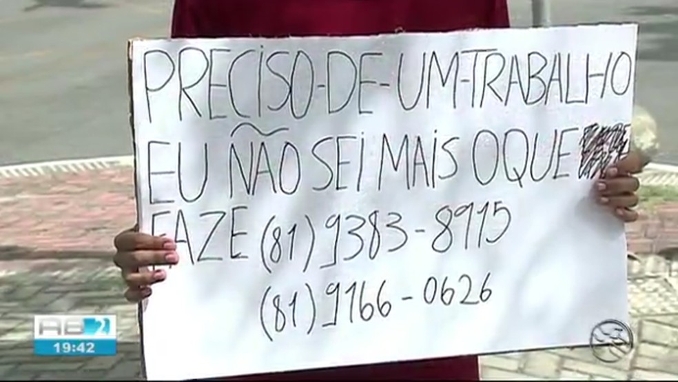 Cartaz feito por Micael com pedido de ajuda — Foto: TV Asa Branca/Divulgação